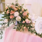 decoración-floral-de-bodas-en-cálidos-colores-pastel-para-la-ceremonia-detalles-florales-y-composiciones-parte-festiva-198399787