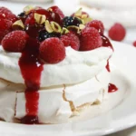 pavlova-con-frutos-rojos